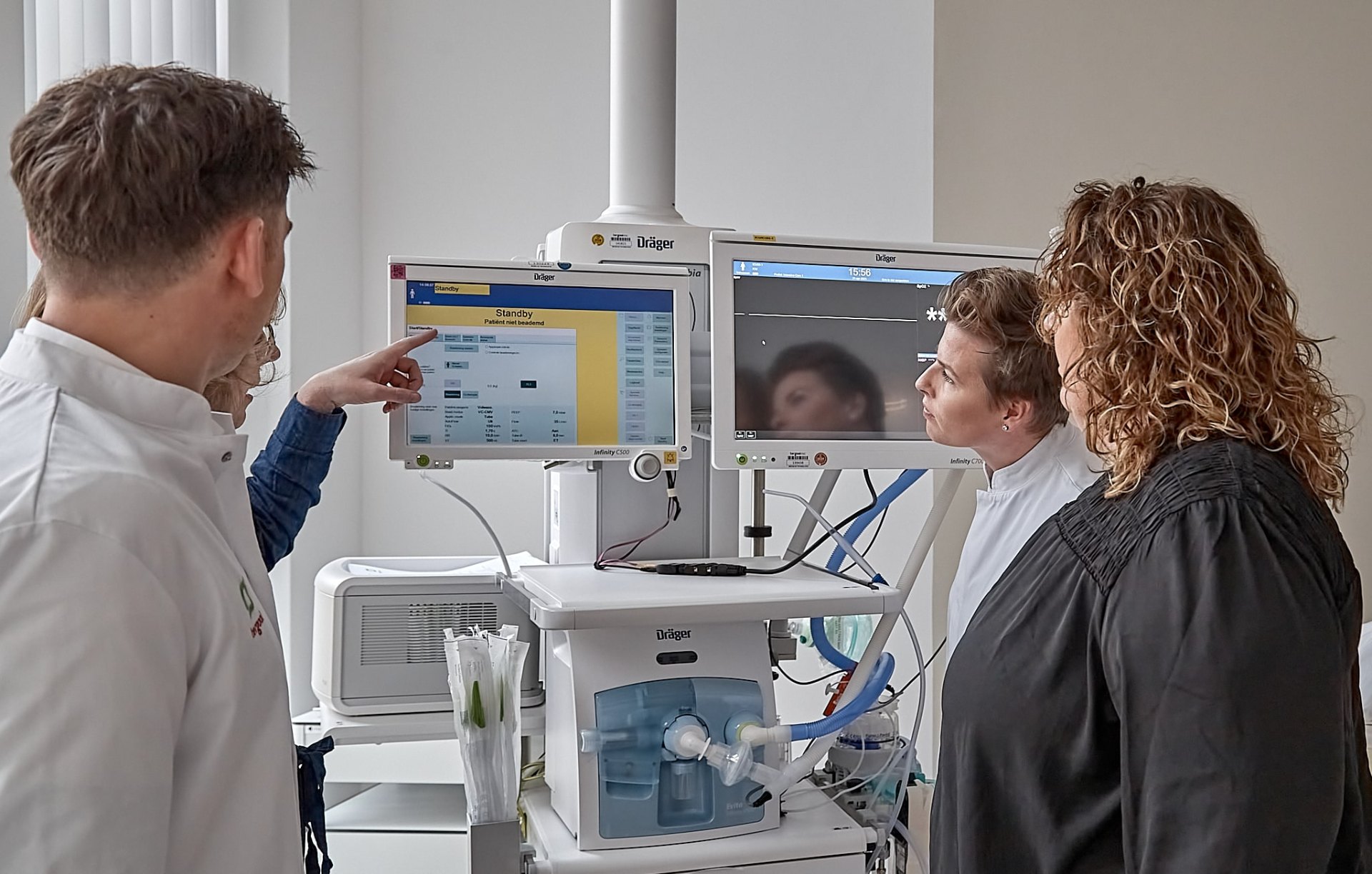 Zorgprofessionals bekijken samen medische apparatuur